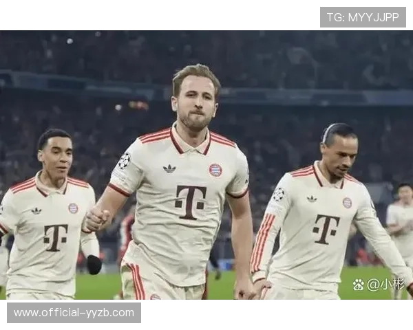 终场哨响，39岁诺伊尔场边指导替补门将乌尔比希的画面